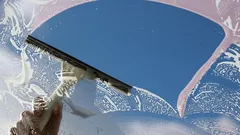 Najlepszy sposób na umycie okien bez smug: potrzebujesz tylko jednego składnika