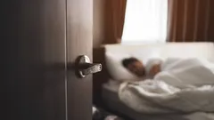 Otwarte drzwi do sypialni w nocy – co mówią o twojej osobowości? Psychologowie wyjaśniają