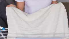 Jak szybko wysuszyć pranie zimą: trik, który uratuje twoje prześcieradła przed wilgocią